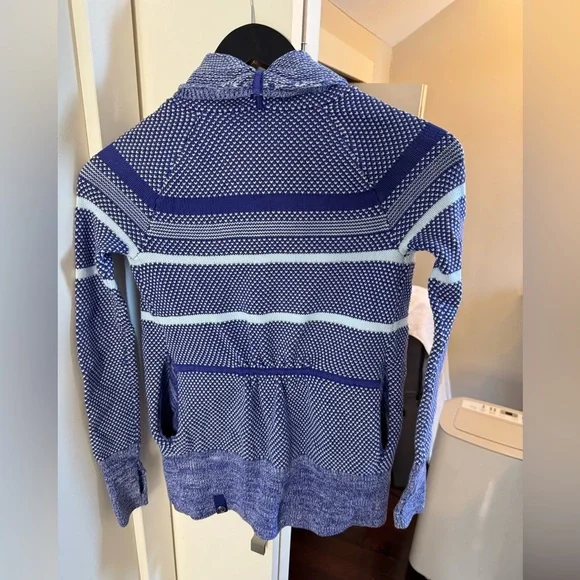 Ivivva EUC size 8/ feelin toasty Navy and Light Blue Striped Knit Sweater - Picture 3 of 12